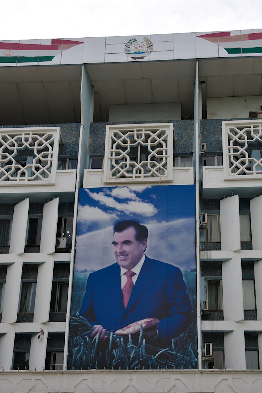 Si prima poza din seria pozelor cu presedintele, pentru ca mi se pare prea caterinca faptul ca nici nu s-au chinuit prea mult cu fotoshop-ul.