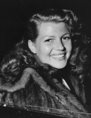 Rita Hayworth on arrival at Victoria Station in London, 1950.