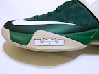 Detailed Look at Nike Zoom Soldier VI SVSM Fighting Irish PEs nike zoom soldier 6 pe svsm away 4 10 Detailed Look at Nike Zoom Soldier VI SVSM Fighting Irish PEs