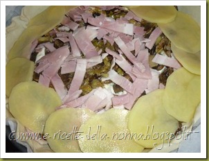 Torta salata con prosciutto cotto, funghi, mozzarella e patate (7)
