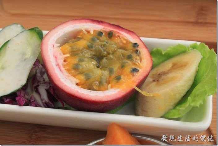 台南-晚起餐館(getlate)。「蜂蜜芥末雞腿排」一樣有一份蔬菜水果沙拉，看這百香果就讓人口水直流了(酸啊!)