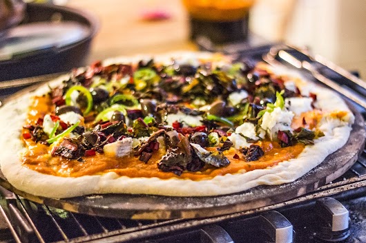 Pizza klar til at komme i ovnen - Mikkel Bækgaards Madblog