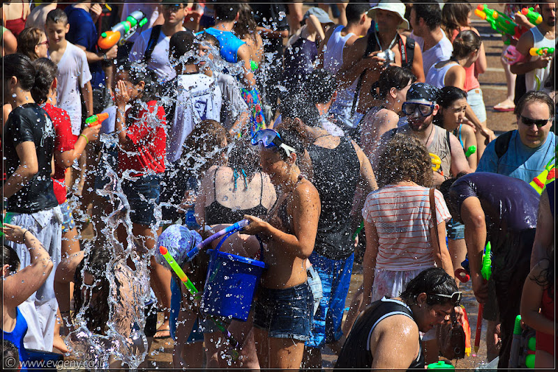 il/Настоящее мочилово в центре Тель Авива (20110701 ta water war 061 6820)