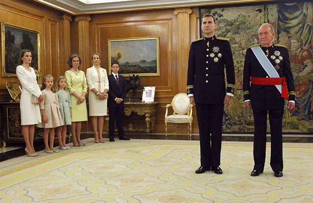 DON JUAN CARLOS COLOCA EL FAJÍN DE CAPITÁN GENERAL A FELIPE VI DON JUAN CARLOS COLOCA EL FAJÍN DE CAPITÁN GENERAL A FELIPE VI