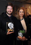 Julieta Kemble y Jorge Lukowski, director de Relaciones Institucionales, Imagen Corporativa y Publicidad en Aeropuertos Argentina 2000, durante la presentación de los libros