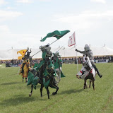 dit is nog eens galop, en dat in Middeleeuwse kledij allerlei presentaties en stunts uit te voeren, knap!