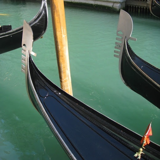 Here is a close up of the famous Venetian Gondola.
(apartmenttherapy.com)