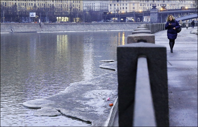 A small amount of ice clings to the banks of the Moskva river. Russia had its warmest winter on record in 2014-2015. Photo: Anton Novoderezhkin /  ITAR-TASS