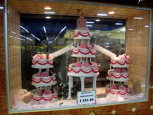 I 39m told not positive that this is a traditional Mexican Wedding Cake 