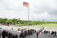 Queue out the front of the Reichstag