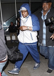 bobby-brown-arrives-at-lax-airport-02