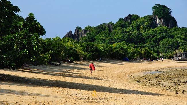 Walking the Stretch of Bagieng Island's Beach in Caramoan