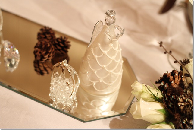 hvitt bord pyntet med sølv, kongler, diamanter og snø  IMG_0759