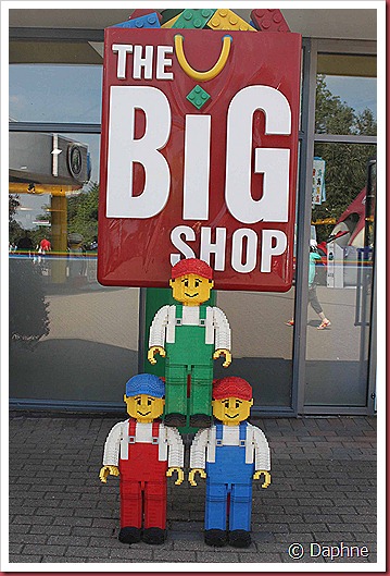 83 83