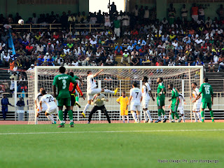 Un action de but de la DCMP en vert, sauvée par la défense Egyptiènne en blanc ce 8 mai 2011 au stade des Martyrs à Kinshasa lors du Match contre Haras El Hodoud d'Egypte, match qui s'est soldé par la victoire de DCMP aux tirs au but. Radio Okapi/ Ph.John Bompengo