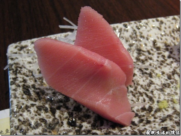 上海壽司天家。這個是「刺身」，只有兩片，不過吃的時候也是入口即化，不像其他的生魚片，還要咬個半天，偶而還會跑出魚筋來，下面鋪上了白蘿蔔絲。