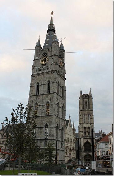 Belfort en Lakenhalle 鐘楼と繊維ホール、1300年建造の鐘楼、1425年建造の繊維ホール（ゴシック様式）