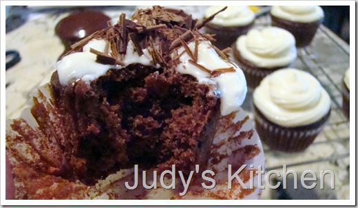 choc cupcakes w wh choc cr ch frosting (4)