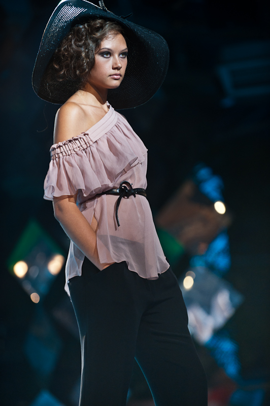 Julia AYSINA, HOLIDAY FASHION WEEK 2011 Фото Сергея Черникова