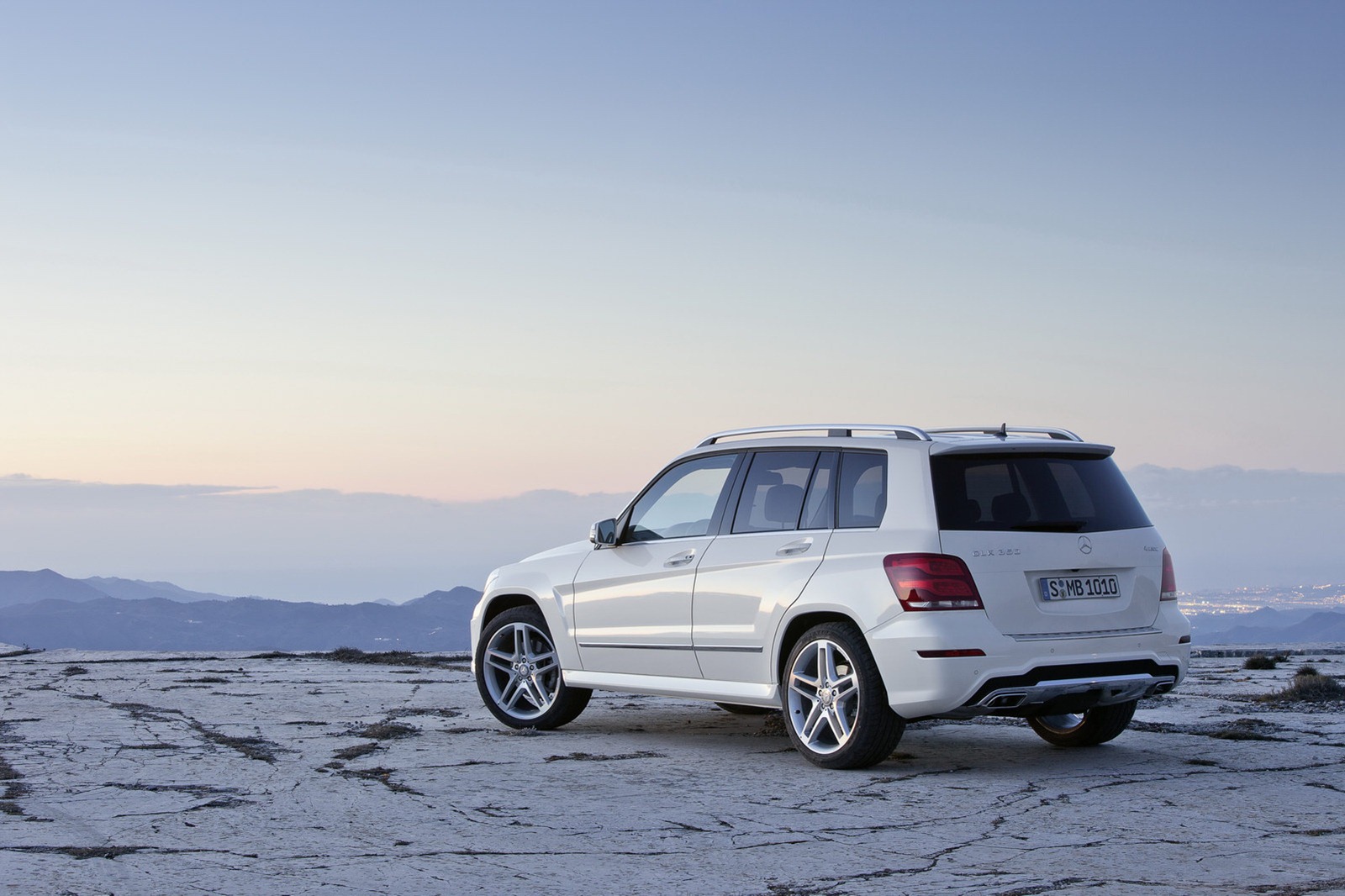 2013-Mercedes-Benz-GLK-24[2].jpg