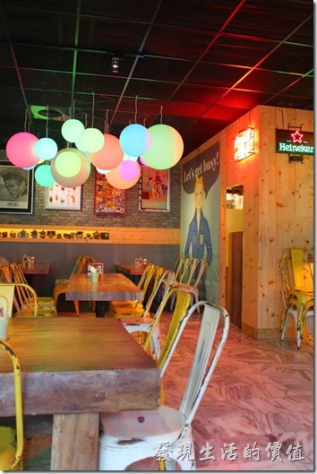 墾丁-冒煙的喬雅客商旅。「夢露壽司」餐廳內天花板上色彩繽紛的泡泡糖氣泡燈飾，讓餐廳更添色彩。