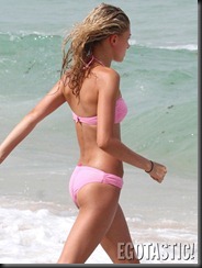 hailey-baldwin-in-a-pink-bikini-in-miami-01-675x900