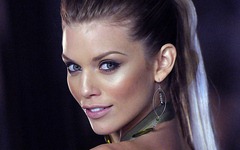 AnnaLynne McCord összeszűri a levet barátnőjével