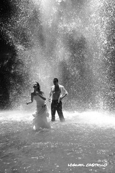 Fotos de Alyne e Thiago - Trash The Dress. Foto numero 019 do fotografo de casamento Miguel Castello, de Brasilia, DF, que faz fotos de casamento (fotografia de casamento), fotos de 15 anos (fotografia de 15 anos), fotos de modelos (ensaios para books fotograficos), fotos de gravidas (fotografia de gestantes), fotos de debutantes, fotojornalismo de casamento, fotojornalismo social e fotografia de moda em estudio. fotos casamento distrito federal brasilia de 15 anos df brasília books modelos ensaio fotografico gravidas gravida festa festas book moda vestidos lembrancinha noivado do convite virtual casais em informal