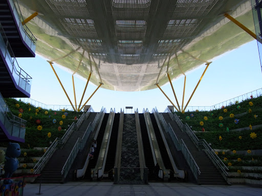 中央公園駅。高雄のMRTの駅は凝ってますね。
