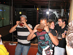 O cara ai da direita (logo em frente ao cronometro) ganhou a competição. 1 litro de chopp em 19 segundos.