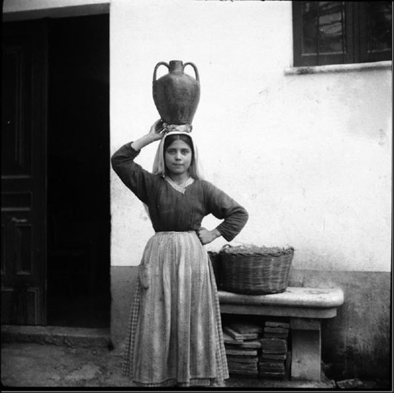 © Ugo Pellis-Museo delle Culture, Lugano, Switzerland. - Ragazzina con brocca (kadinu) - Baunei - 13 Marzo 1934