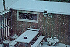 Foto is wat minder van kwaliteit door het HR++ glas, maar het pak sneeuw en de sneeuwvlokken zijn duidelijk zichtbaar. Ook is zichtbaar waarom we toch eens moeten gaan denken aan verwarming van de regenmeter.