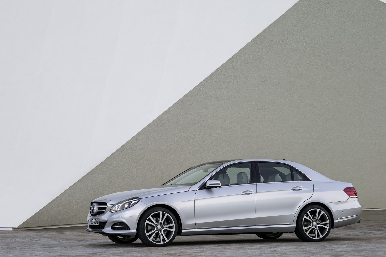 Mercedes-Benz-E-Class-FL-35[2].jpg