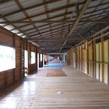 写真7  ルマ・ジュラディンの廊下（建設途中） / Photo 7: Communal space of Rh. Jedrading (under construction)