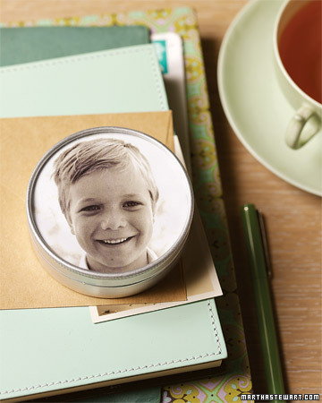 Brighten your desktop by slipping a picture of a familiar face into the lid of a round tin.