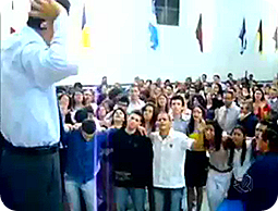 Durante 40 minutos, imagens de pessoas caindo viraram deboche na tela da Record. (Foto: Reprodução de TV) Durante 40 minutos, imagens de pessoas caindo viraram deboche na tela da Record. (Foto: Reprodução de TV)