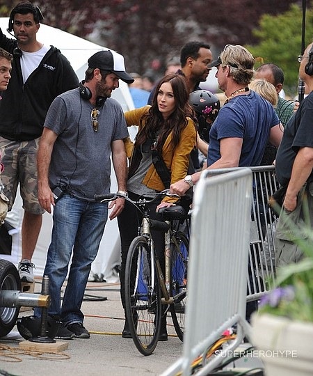 Megan Fox April O'Neil sárga dzsekijében 06