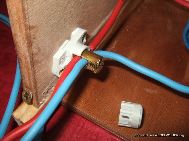Petite astuce : Un gros domino pour maintenir les fils de 6mm en place et éviter qu'ils tirent sur les connexions.