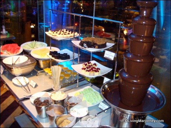 Acaci Restaurant: Dessert Station Chocolate Fondue Fountain