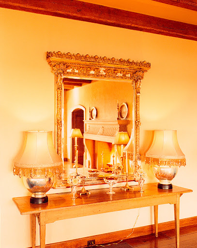 This console table is orderly thanks to a balanced arrangement of accessories.