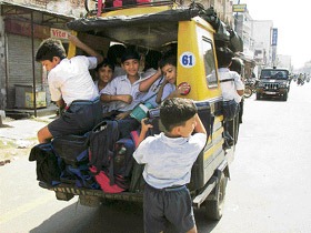 [school-kids-stuffed-auto-rickshaw%255B3%255D.jpg]