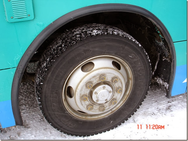 雪地裡的車輪:不用上鐵鍊 雪地裡的車輪:不用上鐵鍊