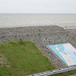 DSC01392.JPG - 10.06.2013.  Afsluitdijk (6 km); pomnik &quot;Robotnika&quot;  i plansza objaśniajaca (w tle Waddenzee)