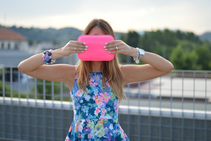 peplum, floral peplum, zara clutch, zara bag, H&M sandals, H&M shoes, neon bag, neon clutch, fluo, fluo bag, oakely sunglasses, occhiali da sole specchiati, occhiali specchiati oakley, miss sixty jeans