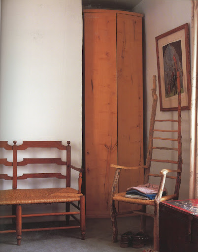 In an old Methodist chapel house, a furniture-maker and bookbinder created a tall oak cupboard to fill in this niche.
