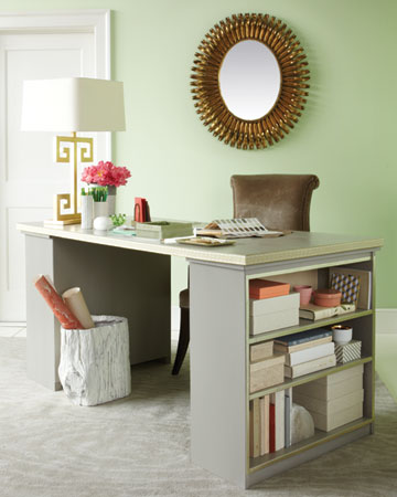 I like the way that the design of this DIY desk allows for built in storage.