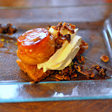 Saint-Honoré... Conticini semble avoir fait un émule de plus ! Il y avait aussi un petit entremets avec une mousse vanillée et de lananas, très frais et très bon. Moi qui nai jamais été fan des desserts de lAmi Jean (sauf le riz au lait), je dois dire que cette fois ci, ils ont tapé très fort. En plus ils nous les ont offerts.