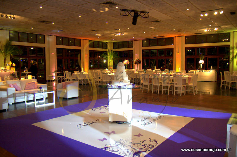 Fotos de Alice e Carlos Alexandre. Foto numero 03 da cerimonialista Susana Araújo, que faz cerimonial de casamentos, cerimonial de eventos, cerimonial de festas, cerimonial de 15 anos, cerimonial de bodas, cerimonial de eventos sociais, cerimonial de aniversários, decoração de casamento, decoração de festas de 15 anos, decoração de eventos sociais, decoração de aniversários, buffet de casamento, buffet de 15 anos, buffet festas, buffet eventos e assessoria cerimonial em Niterói, RJ, no Rio de Janeiro e em outras cidades do estado do Rio. Decoração Cerimonialista Festa Lilas Decoracao Rio de Janeiro Casamento Susana Araujo cerimonial casamento cerimonialista eventos rio casamentos niteroi bolo noiva flor para decoração mesa doce cerimonia catolico festa completa