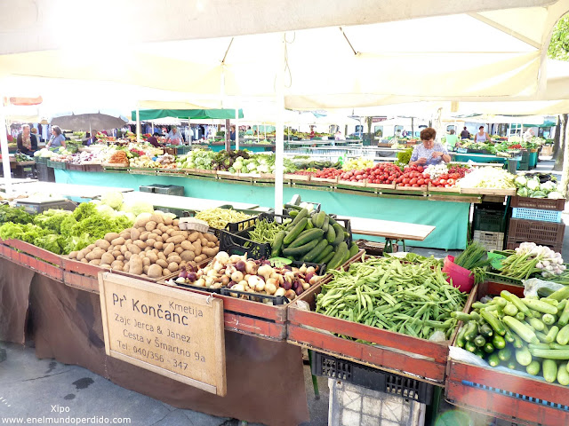 puesto-del-mercado-de-ljubljana-al-aire-libre.JPG