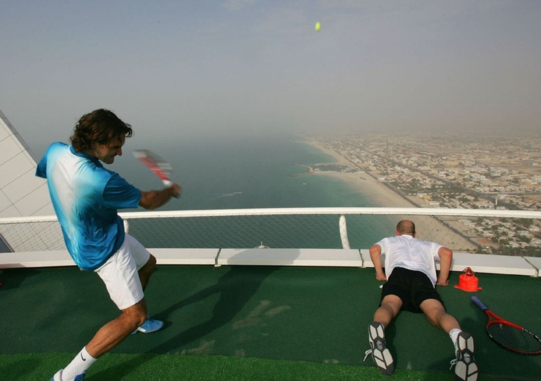 ملعب يعانق السحاب  Burjalarab-tennis-court6%25255B3%25255D